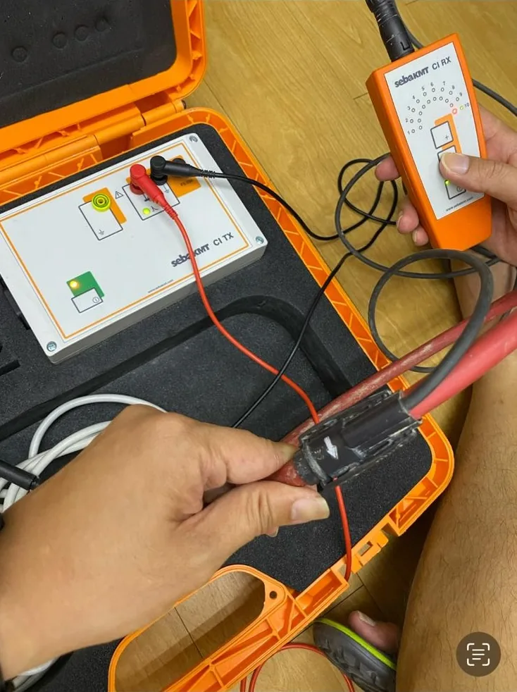 Cable identification test set with transmitter and receiver clamp tracing a de-energised cable
